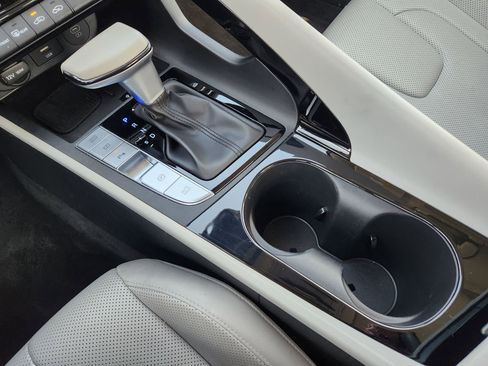 Used 2024 Hyundai Elantra Limited image 25