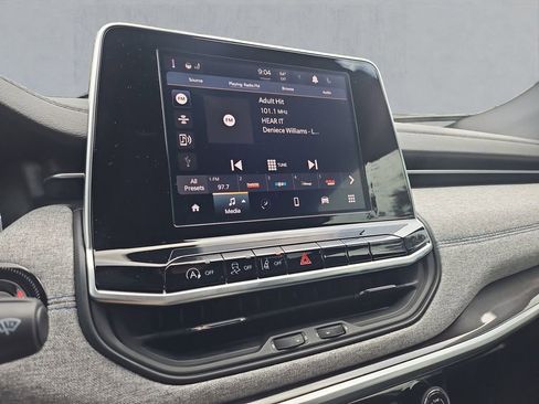 Certified 2025 Jeep Compass Latitude image 19