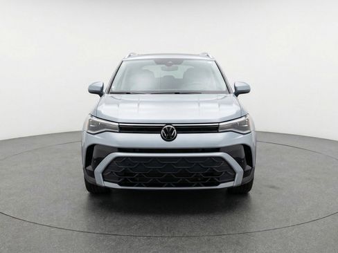 Used 2025 Volkswagen Taos SE image 2