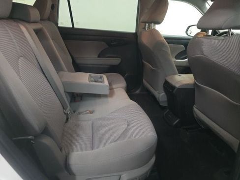 Used 2023 Toyota Highlander L FWD image 6