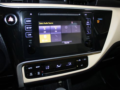 Used 2018 Toyota Corolla LE FWD image 14