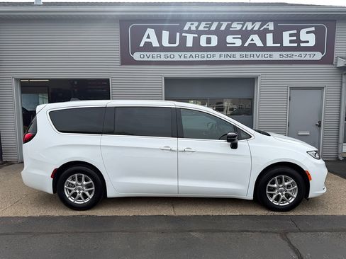 Used 2025 Chrysler Pacifica Select FWD image 2