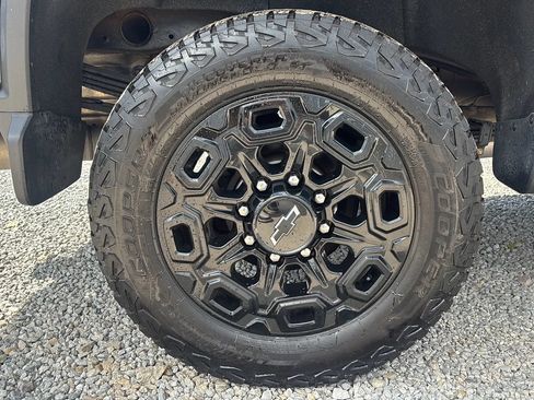 Used 2022 Chevrolet Silverado 2500 LT w/ Midnight Edition AWD/4WD image 9