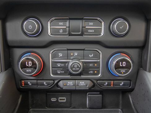 Used 2022 Chevrolet Suburban RST w/ Luxury Package AWD/4WD image 31