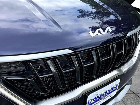 Used 2024 Kia Carnival LX FWD image 29