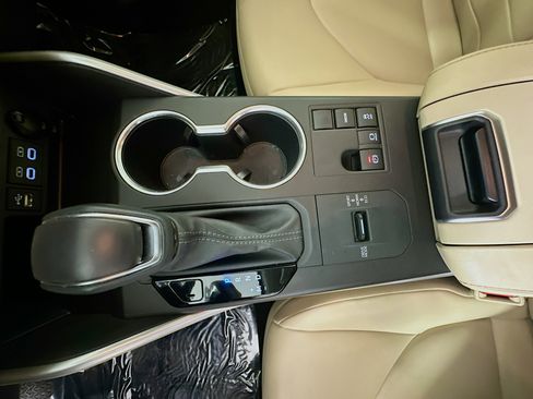 Used 2024 Toyota Highlander XLE image 22