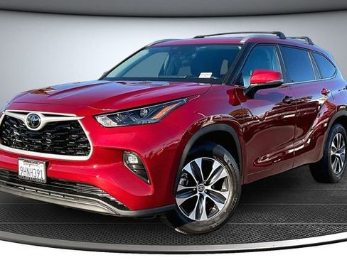 Used 2023 Toyota Highlander XLE image 3