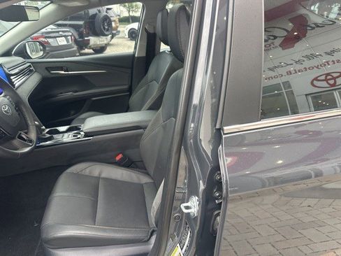 Used 2025 Toyota Camry XLE image 12