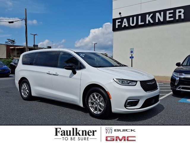 Used 2025 Chrysler Pacifica Select FWD image 1