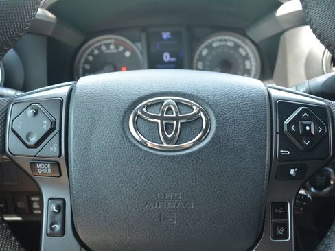 Used 2020 Toyota Tacoma TRD Off-Road AWD/4WD image 11