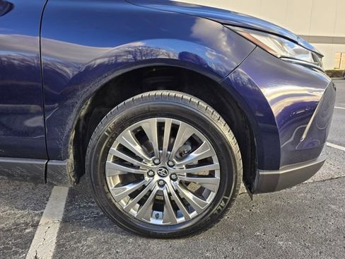 Used 2022 Toyota Venza XLE image 4