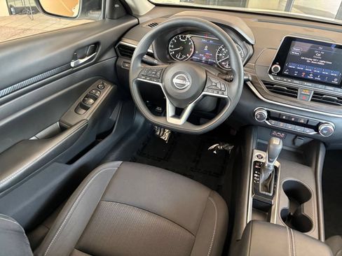 Used 2025 Nissan Altima 2.5 SV FWD image 34