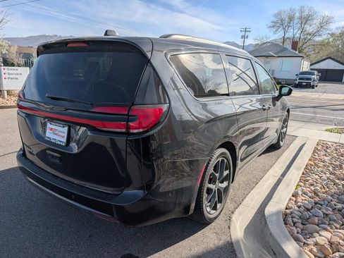 Used 2022 Chrysler Pacifica Touring-L w/ Uconnect Theater Family Group FWD image 4
