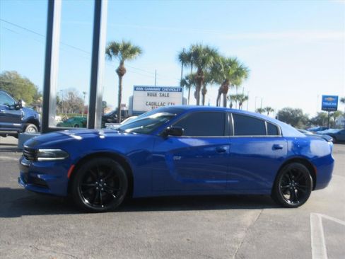 Used 2018 Dodge Charger SXT w/ Blacktop Package image 2
