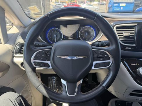 Used 2017 Chrysler Pacifica Touring-L FWD image 12