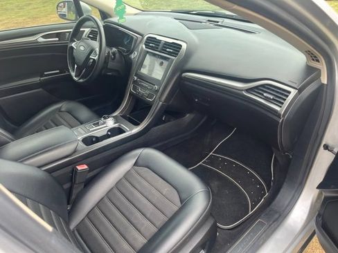 Used 2017 Ford Fusion SE w/ Equipment Group 201A FWD image 9