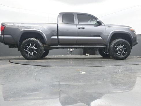 Used 2019 Toyota Tacoma TRD Sport w/ Technology Package image 25
