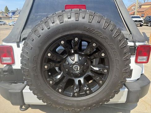 Used 2013 Jeep Wrangler Unlimited Sahara image 30