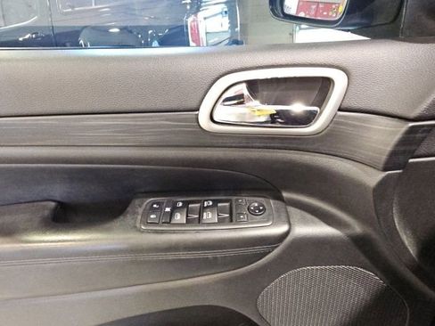 Used 2019 Jeep Grand Cherokee Altitude image 11