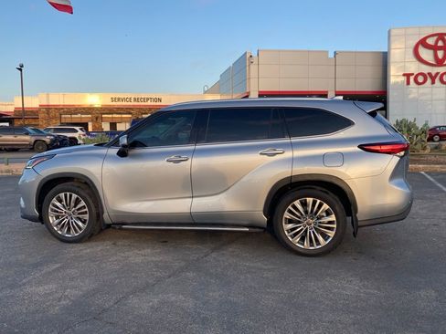 Used 2023 Toyota Highlander Platinum image 8