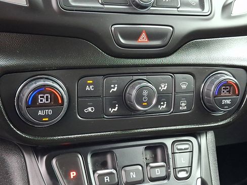 Used 2019 GMC Terrain SLE w/ Driver Convenience Package FWD image 16