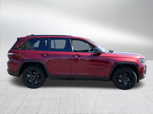 Used 2023 Jeep Grand Cherokee Limited w/ Black Appearance Package AWD/4WD image 8