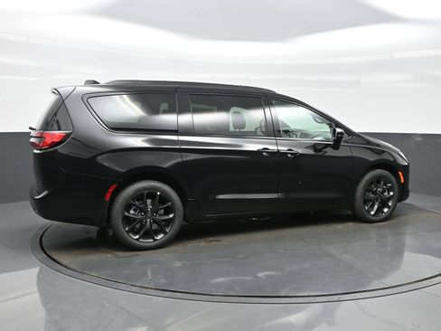 New 2027 Chrysler Pacifica Limited AWD/4WD image 8