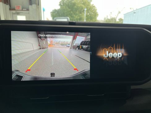 Used 2025 Jeep Gladiator Sport AWD/4WD image 22