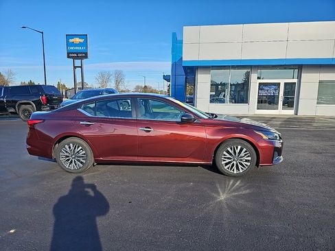 Used 2024 Nissan Altima 2.5 SV image 2