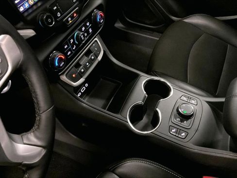 Used 2024 GMC Terrain SLT image 16