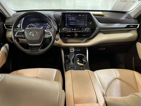 Used 2022 Toyota Highlander XLE image 9