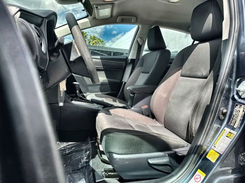 Used 2018 Toyota Corolla LE image 3