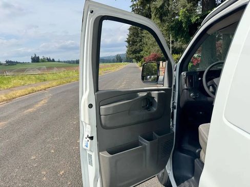 Used 2009 GMC Savana 3500 RWD image 13