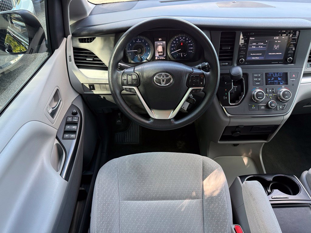 Used 2018 Toyota Sienna LE FWD image 29