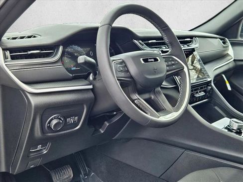 Used 2025 Jeep Grand Cherokee Laredo X w/ Luxury Tech Group I image 10