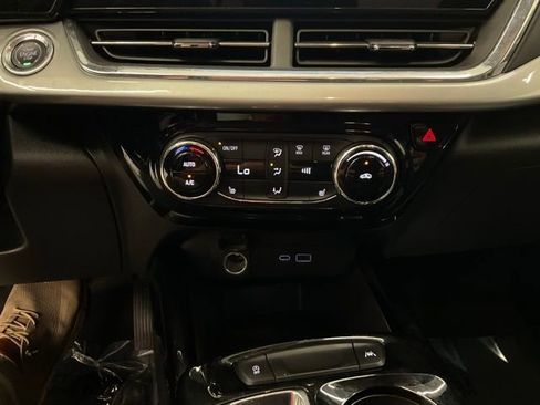 Used 2025 Chevrolet Trax LT w/ LT Convenience Package FWD image 20