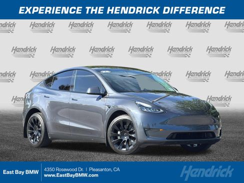 Used 2022 Tesla Model Y Long Range AWD/4WD image 1