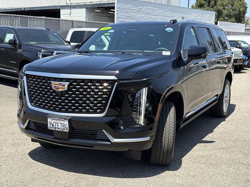 Used 2026 Cadillac Escalade ESV Luxury RWD image 3