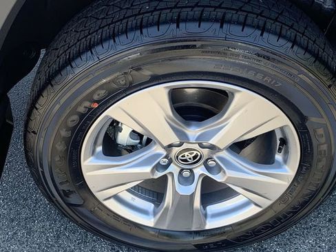 Used 2025 Toyota RAV4 LE AWD/4WD image 33