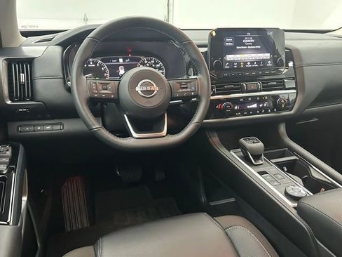 Used 2025 Nissan Pathfinder SL image 30