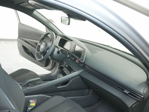 Used 2025 Hyundai Elantra Sport image 31