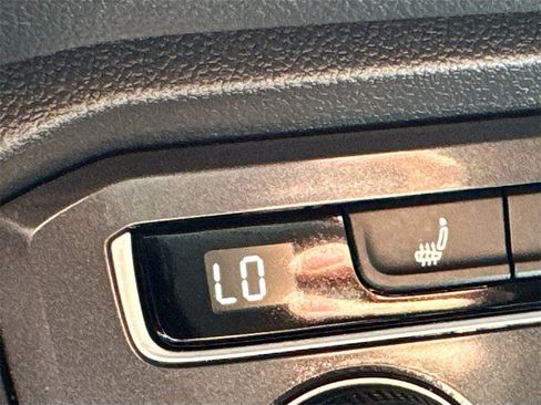 Used 2021 Volkswagen Tiguan SE image 20