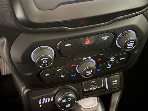 Used 2018 Jeep Renegade Trailhawk AWD/4WD image 22