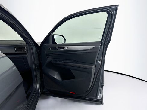 Used 2024 Volkswagen Atlas Cross Sport SE image 32