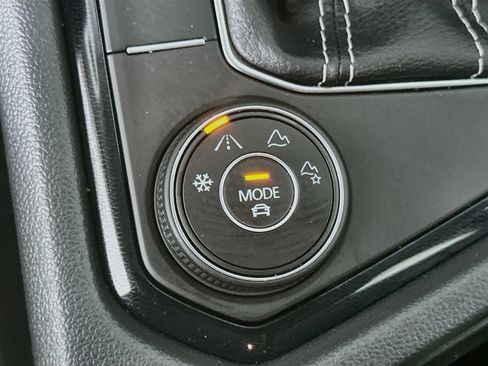 Used 2025 Volkswagen Taos SE AWD/4WD image 25