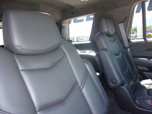 Used 2020 Cadillac Escalade Platinum AWD/4WD image 16