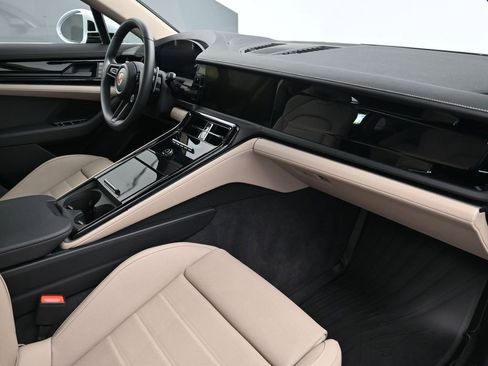 Used 2025 Porsche Panamera image 13