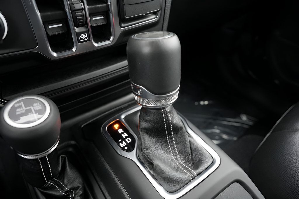 Used 2023 Jeep Wrangler Unlimited Sahara w/ Cold Weather Group AWD/4WD image 30