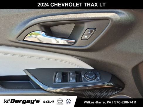 Used 2024 Chevrolet Trax LT w/ LT Convenience Package FWD image 15