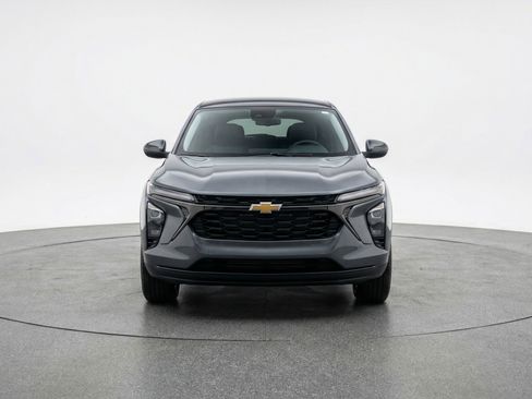 Used 2025 Chevrolet Trax LT image 2